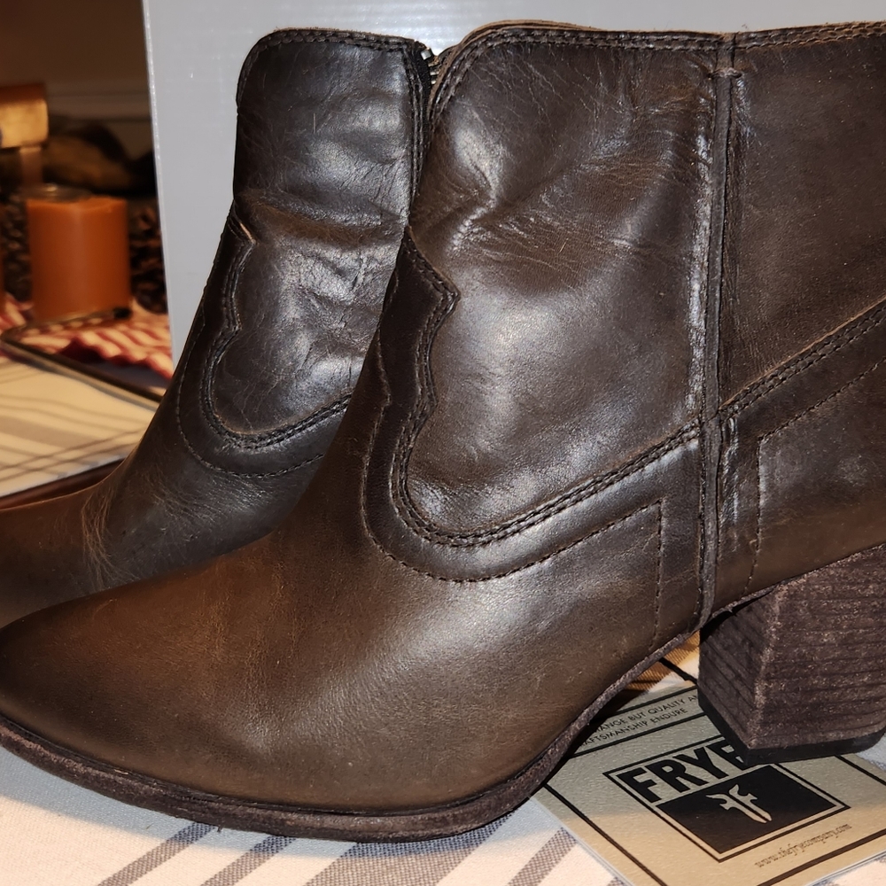 Brand New**** Genuine Frye Renee short seam